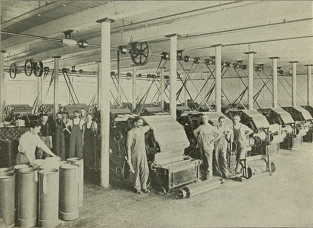 An illustration from Cyclopedia of textile work : a general reference library on cotton, woolen and worsted yarn manufacture, weaving, designing, chemistry and dyeing, finishing, knitting, and allied subjects, 1911, leaf 124