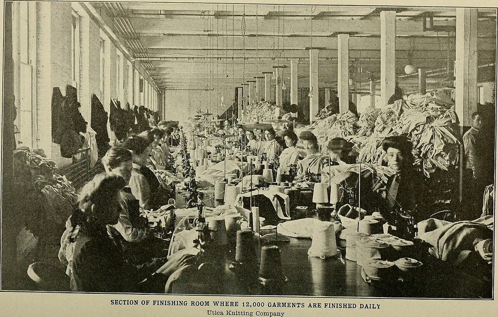 An illustration from Cyclopedia of textile work : a general reference library on cotton, woolen and worsted yarn manufacture, weaving, designing, chemistry and dyeing, finishing, knitting, and allied subjects, 1911, leaf 331