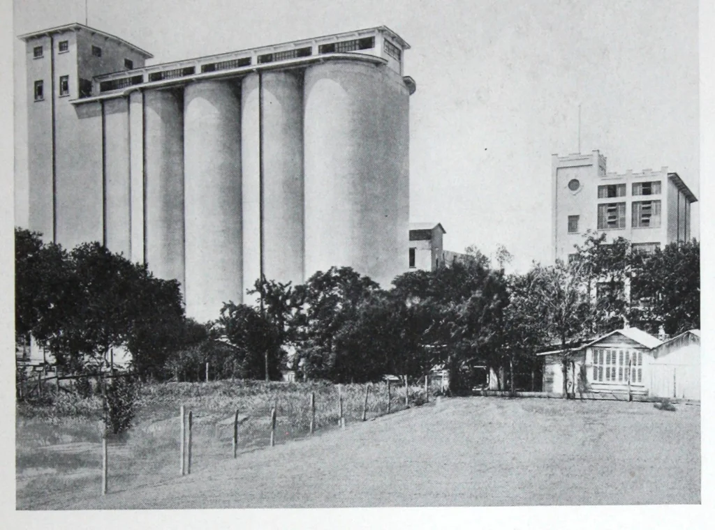 An illustration from Bay State waterproofings., 1925, leaf 16
