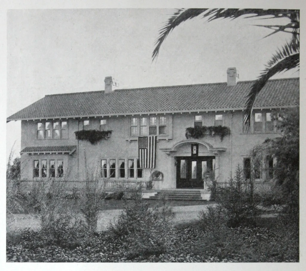 An illustration from Bay State waterproofings., 1925, leaf 5