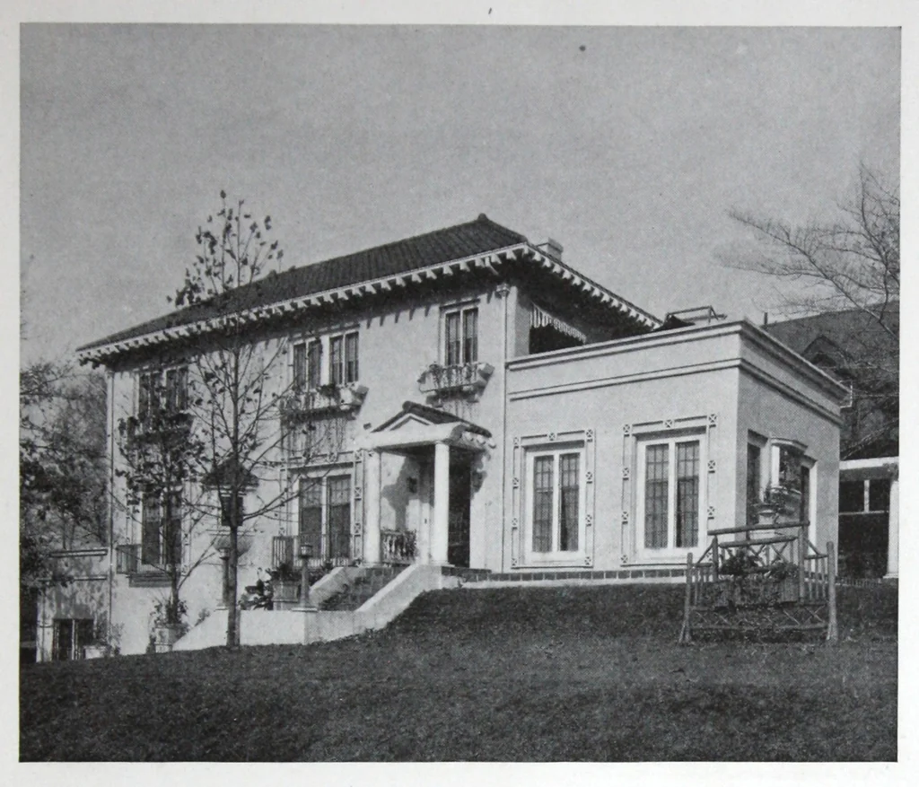 An illustration from Bay State waterproofings., 1925, leaf 6