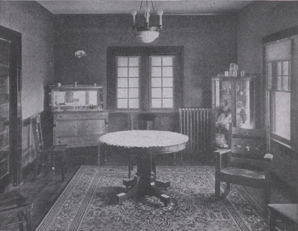 An illustration from The famous fifty and other favorite homes, 1916, leaf 121