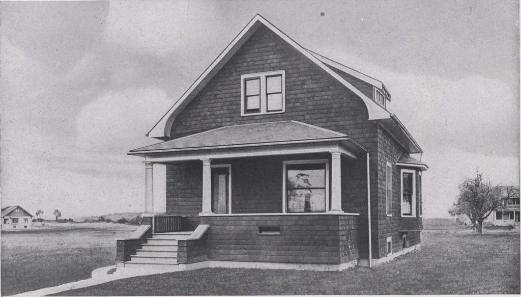 An illustration from The famous fifty and other favorite homes, 1916, leaf 35