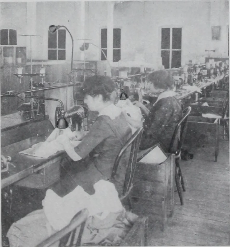 An illustration from Ivanhoe metal reflectors and fittings for industrial illumination. Catalog no. 276., 1918, leaf 32