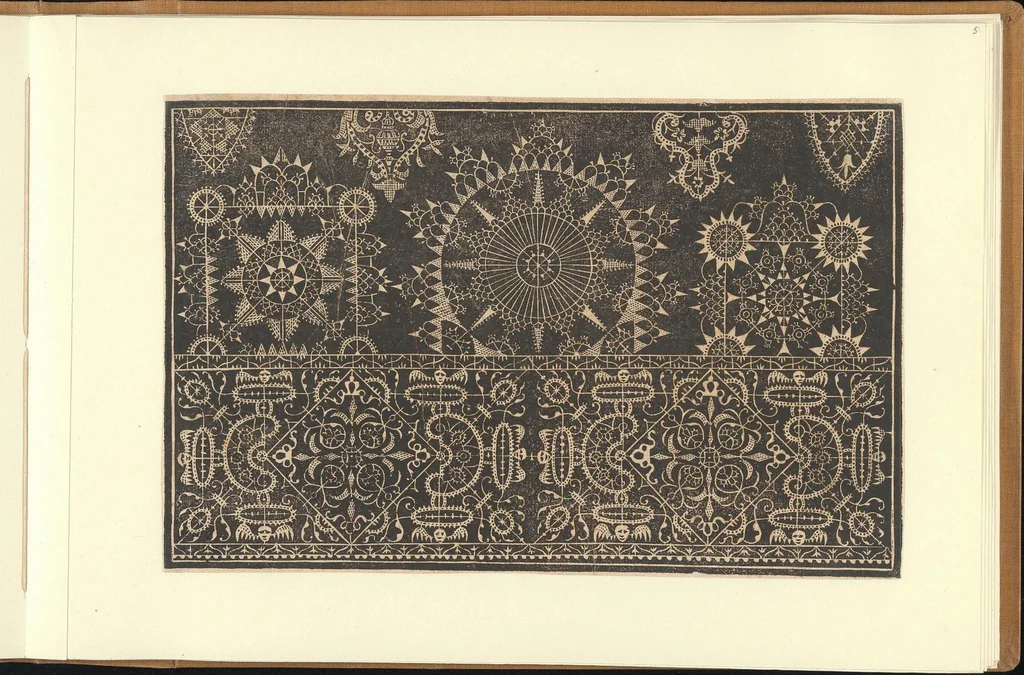An illustration from Schön newes Modelbuch, von sechshundert [600] ausserwehlten künstlichen sowol Italiaischen, Frantzosischen, Niderlandischen, Engellandischen als Teutschen Modeln; allen Seydenstickern, Nahterin und solcher Arbeit gefliessenen Weibspersohnen zu Nutz zugerichtet, 1617, leaf 5
