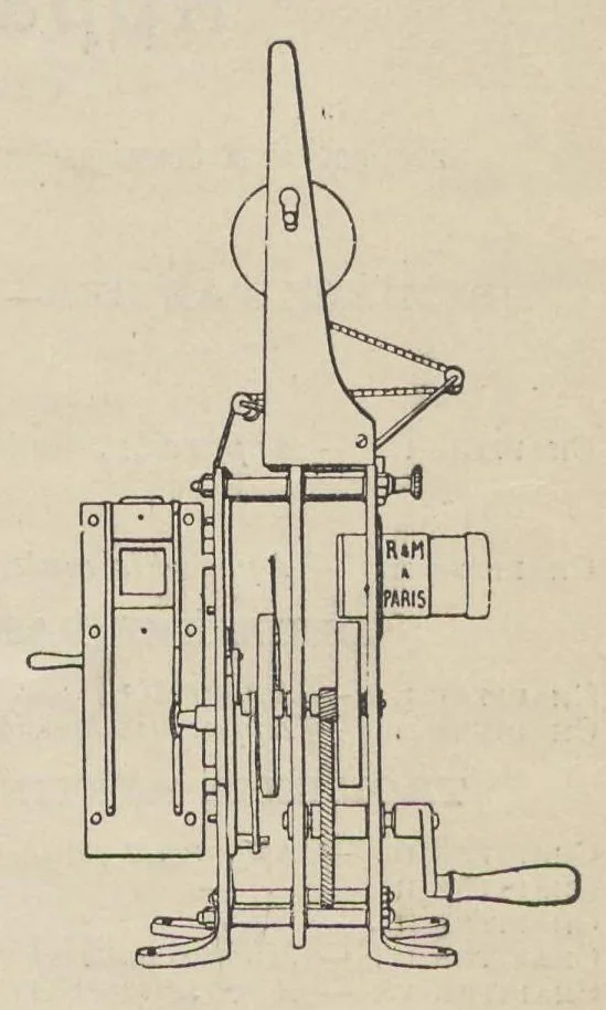 An illustration from Catalogue Général No 89 des Appareils et Accessoires usités en projection: IVe Partie Cinématographie, 1910, leaf 3
