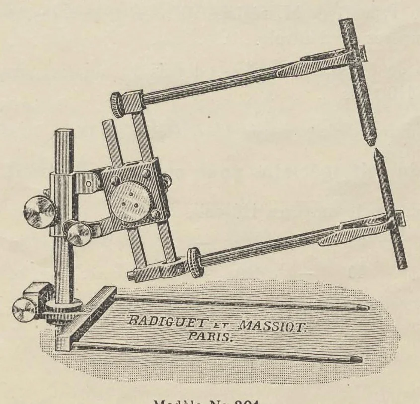 An illustration from Catalogue Général No 89 des Appareils et Accessoires usités en projection: IVe Partie Cinématographie, 1910, leaf 46