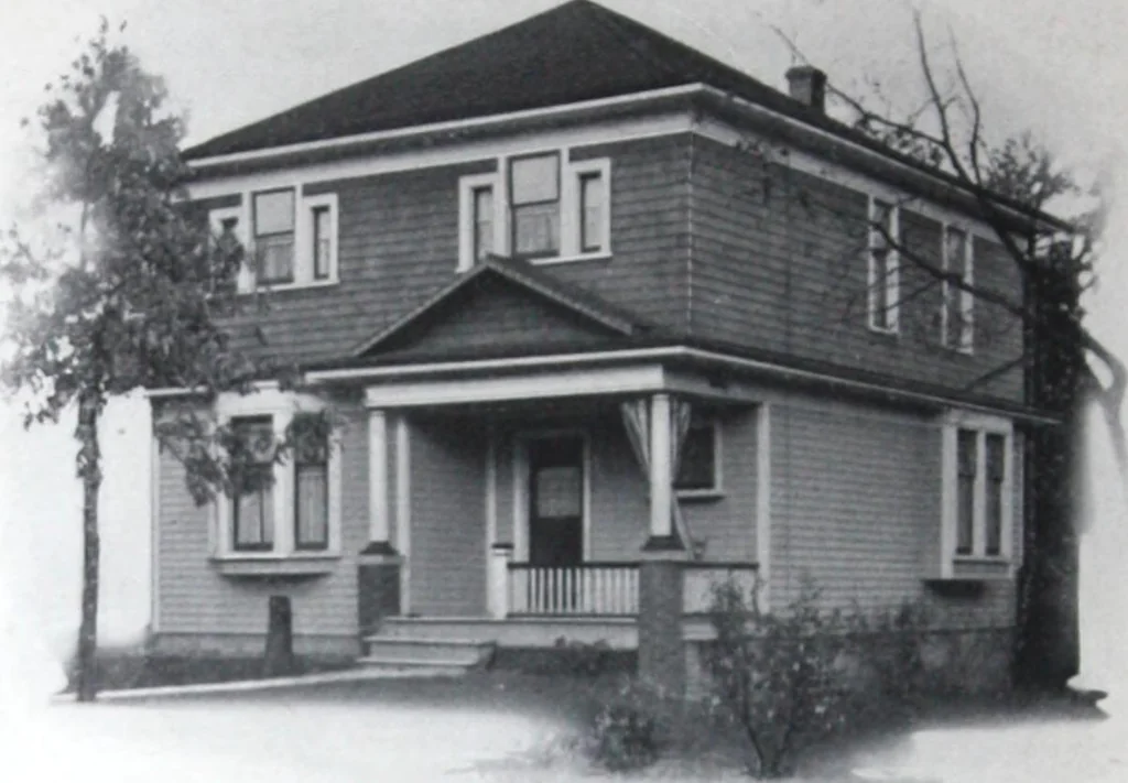 An illustration from Readi-cut houses (frame or brick veneer) : substantial, warm, comfortable, attractive : manufactured in our mills in Toronto, Ottawa, Vancouver ..., 1915, leaf 31