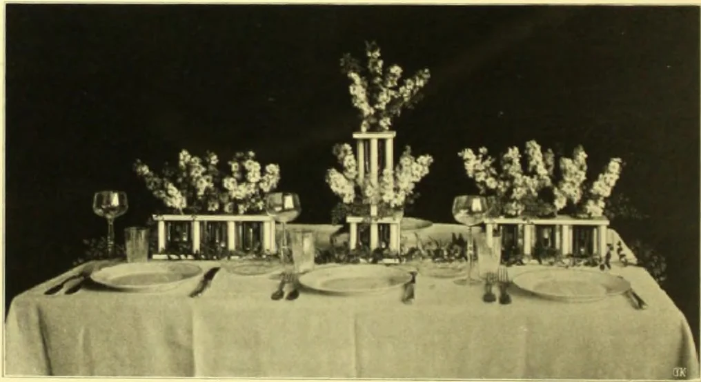 An illustration from Rheinauer Gartenmobel : Spalierwerke, Holzarbeiten fur Parkanlagen, Veranden und Wintergarten, Gartenlauben, Gartenhauser ..., 1912, leaf 109