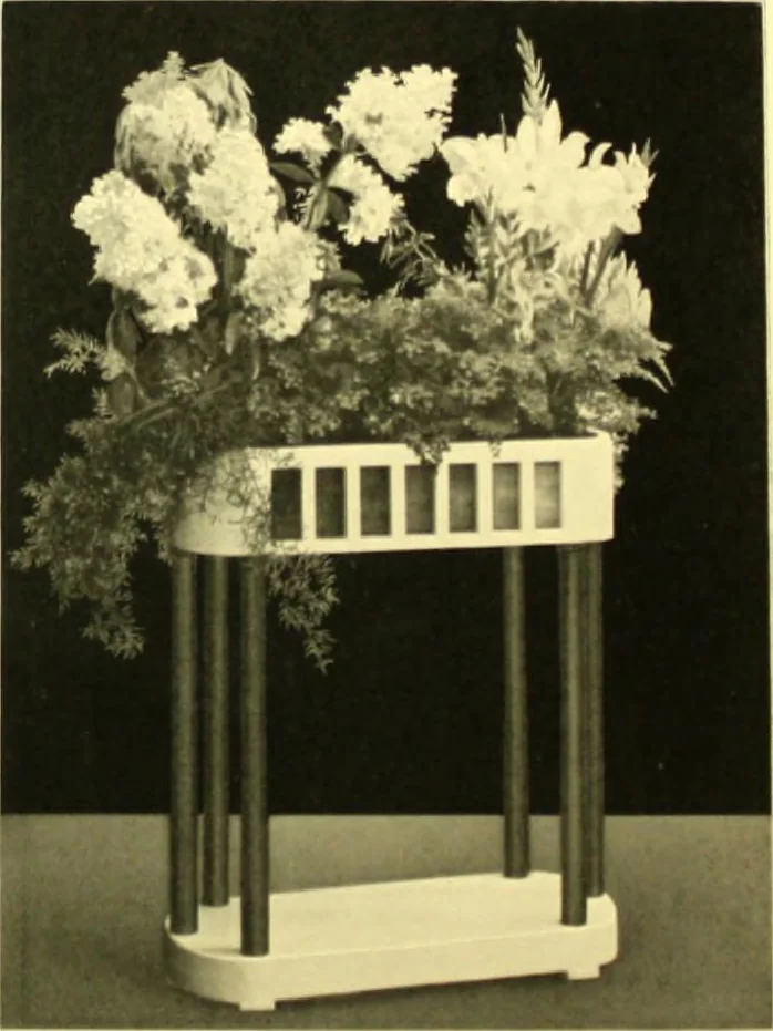 An illustration from Rheinauer Gartenmobel : Spalierwerke, Holzarbeiten fur Parkanlagen, Veranden und Wintergarten, Gartenlauben, Gartenhauser ..., 1912, leaf 81
