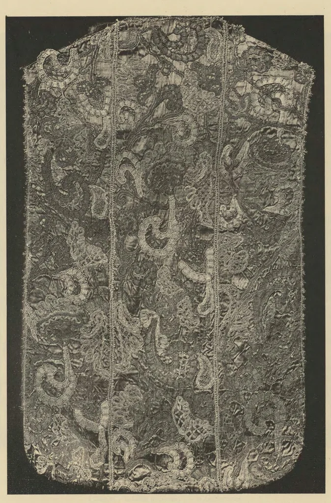 An illustration from Ornamentale und Kunstgewerbliche Sammelmappe : Spitzen des 16. bis 19. Jahrhunderts aus den Sammlungen des Kunstgewerbe-Museums zu Leipzig; Serie IV, 1894, leaf 32