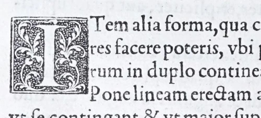 An illustration from Albertvs Dvrervs Nvrembergensis pictor hvivs aetatis celeberrimus, versus è Germanica lingua in Latinam : pictoribus, fabris aerariis ac lignariis, lapicidis, statuariis, & vniuersis demum qui circino, gnomone, libella, aut alioqui certa mensura opera sua examinant, propè necessarius, adeò exactè : quatuor his suaru[m] Institutionum geometricarum libris, lineas, superficies & solida corpora tractauit, adhibitis designationibus ad eam rem accommodatissimis : denuo ad scripti exemplaris fidem omnia diligenter recognita, emendatius iam in lucem exeunt, 1535, leaf 174