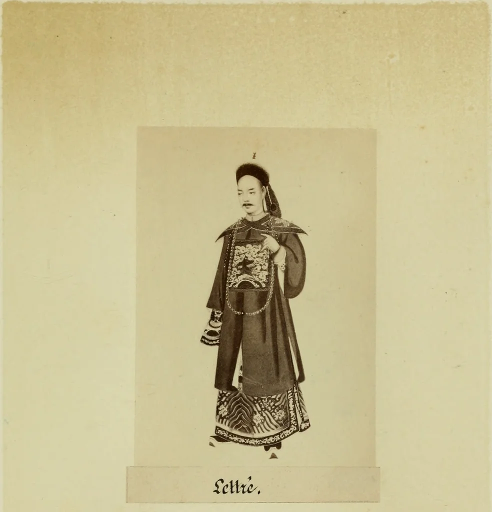 An illustration from Album chinois : ce petit album est destiné à faire connaître les véritables costumes des habitants du Céleste Empire ... : on a réuni aussi les portraits des missionnaires de la Compagnie de Jésus .., 1860, leaf 12