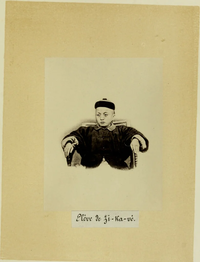 An illustration from Album chinois : ce petit album est destiné à faire connaître les véritables costumes des habitants du Céleste Empire ... : on a réuni aussi les portraits des missionnaires de la Compagnie de Jésus .., 1860, leaf 52