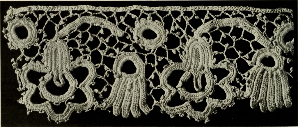 An illustration from Album de guipure d'Irlande, 1900, leaf 285