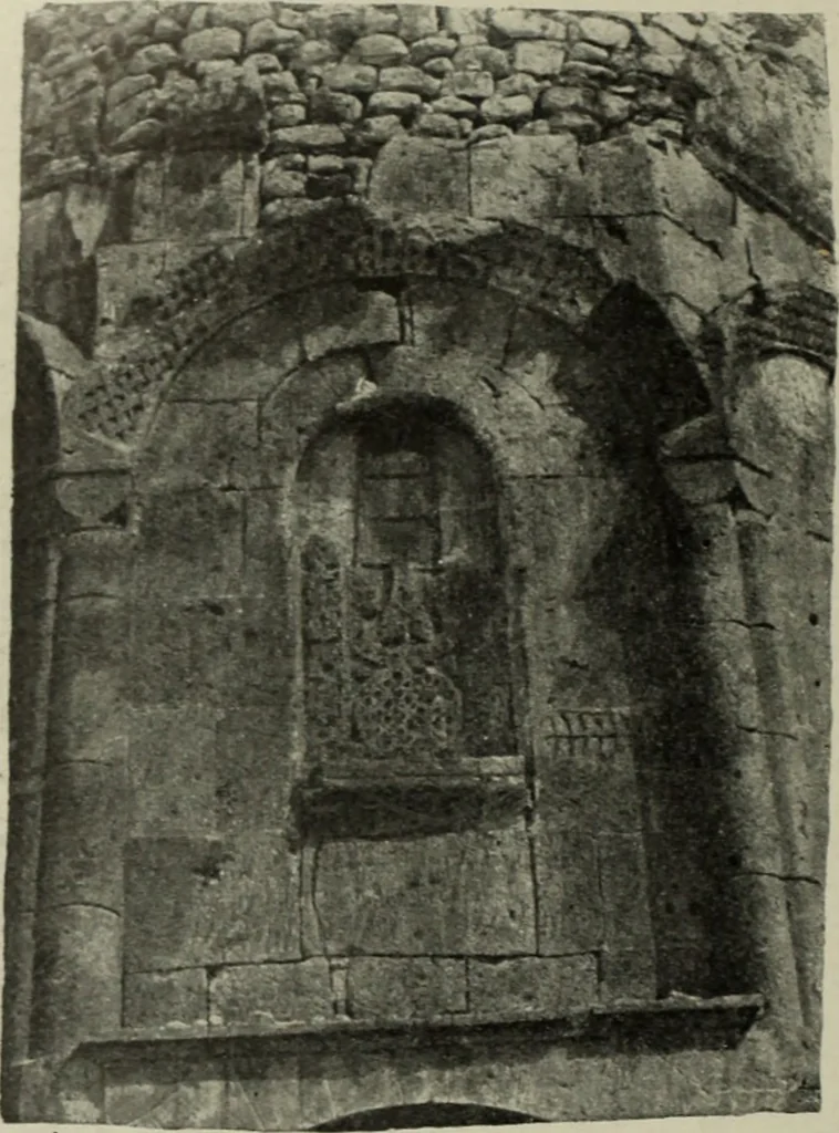 An illustration from Altai-Iran und VÃ¶lkerwanderung : ziergeschichtliche Untersuchungen Ã¼ber die Eintritt der Wander- und NordvÃ¶lker in die TreibhÃ¤user geistigen Lebens, 1917, leaf 231