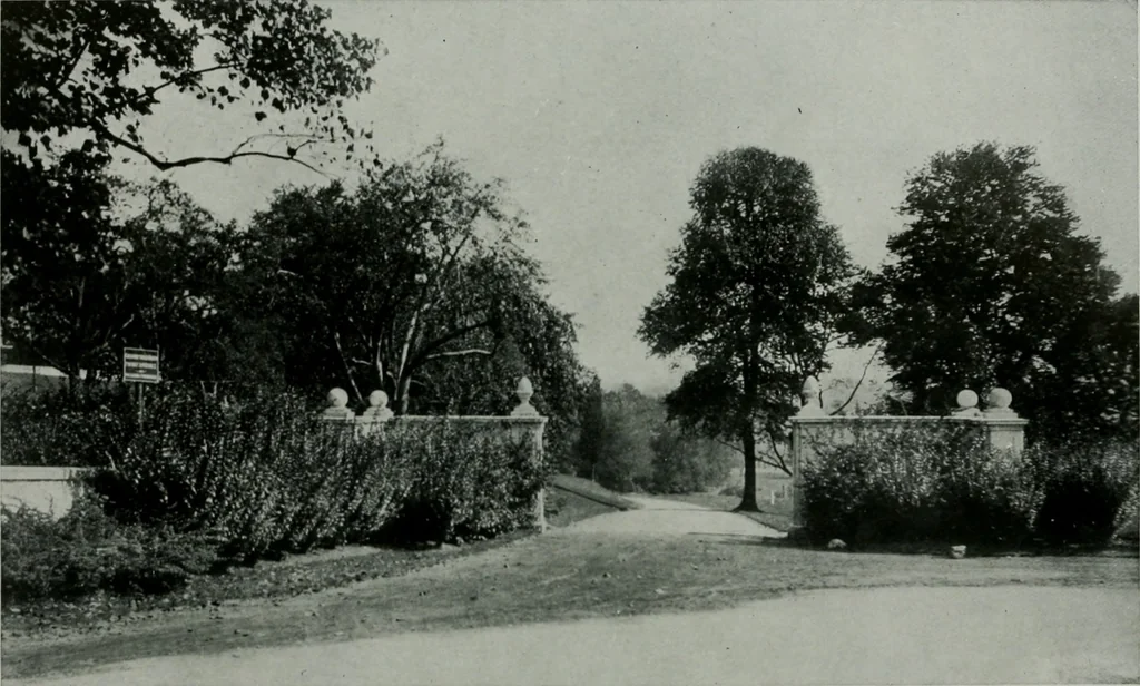 An illustration from American country houses of to-day; an illustrated account of some excellent houses built and gardens planted during the last few years, showing unmistakable influence of the modern trend in ideals architectural, 1915, leaf 125
