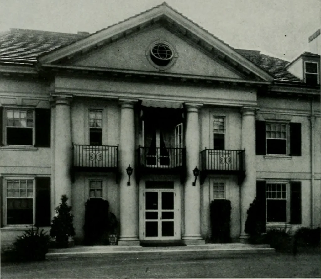 An illustration from American country houses of to-day; an illustrated account of some excellent houses built and gardens planted during the last few years, showing unmistakable influence of the modern trend in ideals architectural, 1915, leaf 129
