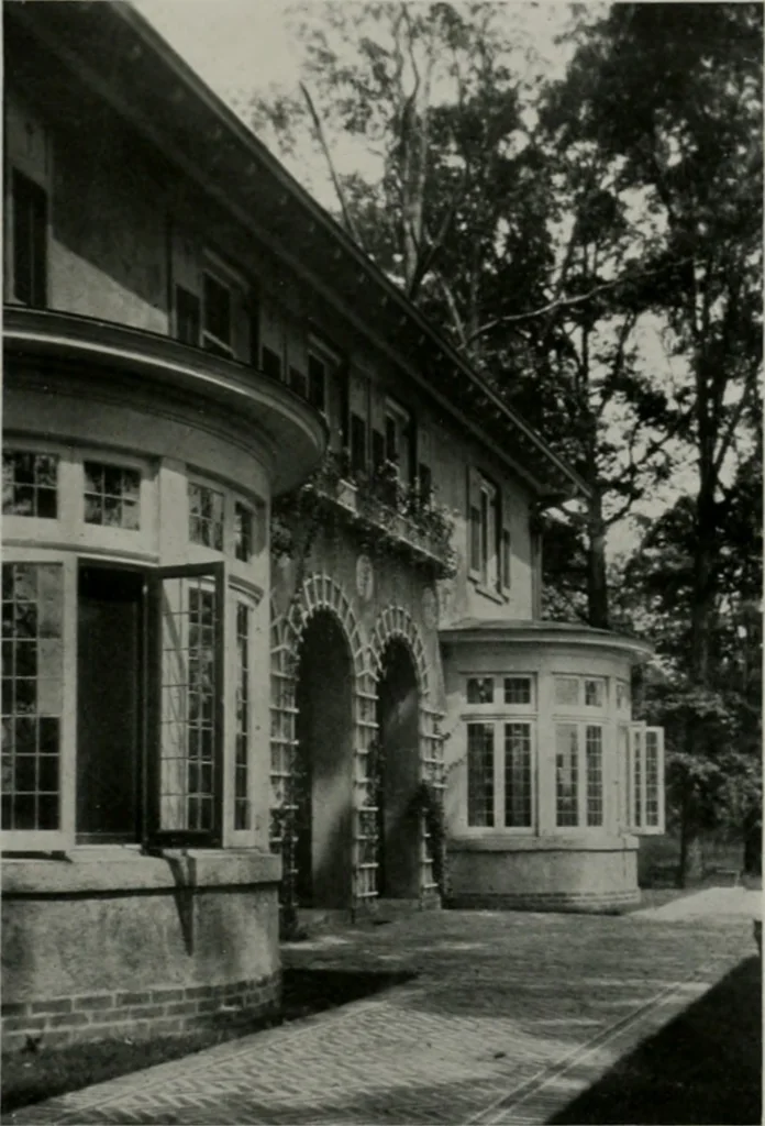 An illustration from American country houses of to-day; an illustrated account of some excellent houses built and gardens planted during the last few years, showing unmistakable influence of the modern trend in ideals architectural, 1915, leaf 166