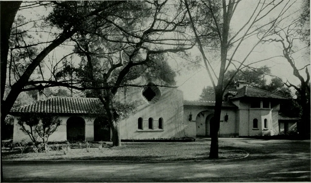 An illustration from American country houses of to-day; an illustrated account of some excellent houses built and gardens planted during the last few years, showing unmistakable influence of the modern trend in ideals architectural, 1915, leaf 173