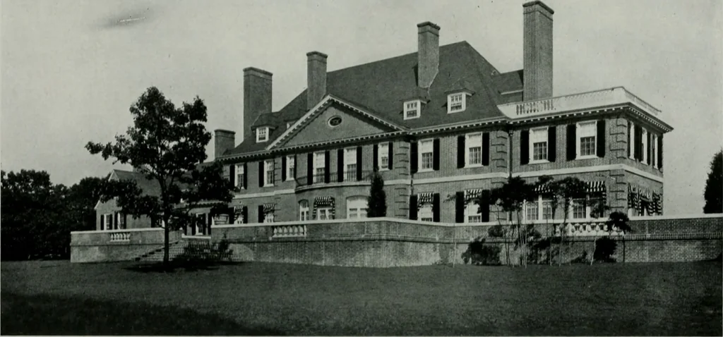 An illustration from American country houses of to-day; an illustrated account of some excellent houses built and gardens planted during the last few years, showing unmistakable influence of the modern trend in ideals architectural, 1915, leaf 207
