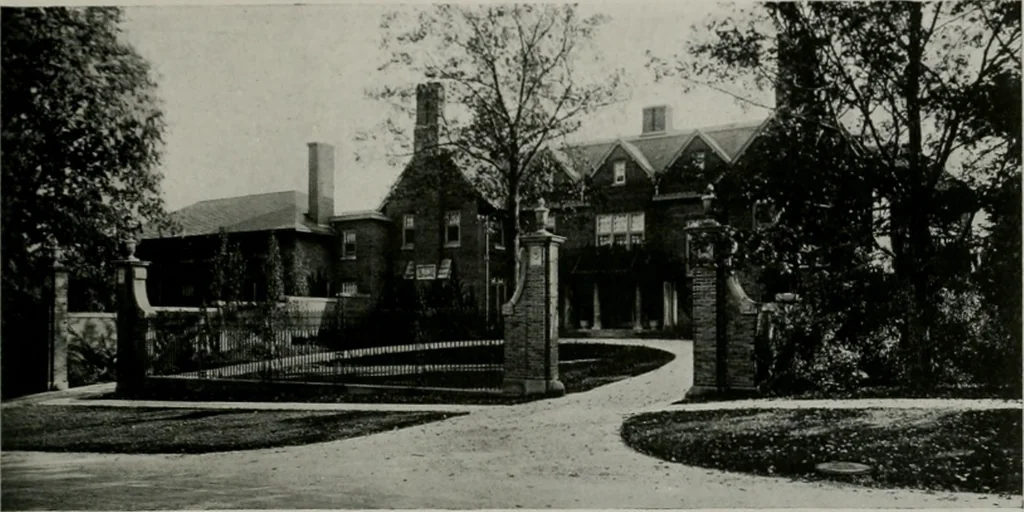 An illustration from American country houses of to-day; an illustrated account of some excellent houses built and gardens planted during the last few years, showing unmistakable influence of the modern trend in ideals architectural, 1915, leaf 250