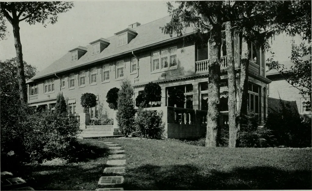 An illustration from American country houses of to-day; an illustrated account of some excellent houses built and gardens planted during the last few years, showing unmistakable influence of the modern trend in ideals architectural, 1915, leaf 251