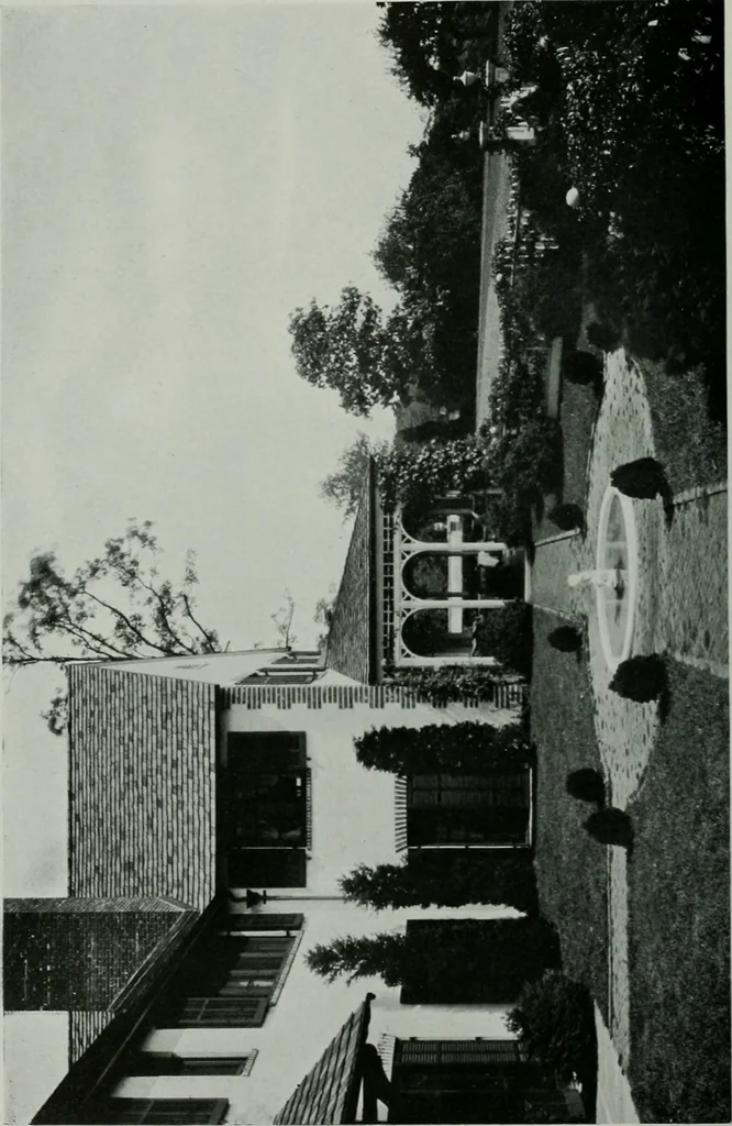 An illustration from American country houses of to-day; an illustrated account of some excellent houses built and gardens planted during the last few years, showing unmistakable influence of the modern trend in ideals architectural, 1915, leaf 27