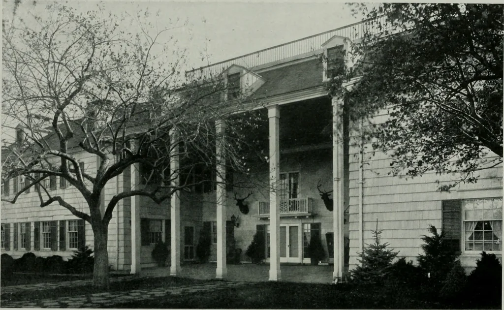 An illustration from American country houses of to-day; an illustrated account of some excellent houses built and gardens planted during the last few years, showing unmistakable influence of the modern trend in ideals architectural, 1915, leaf 277