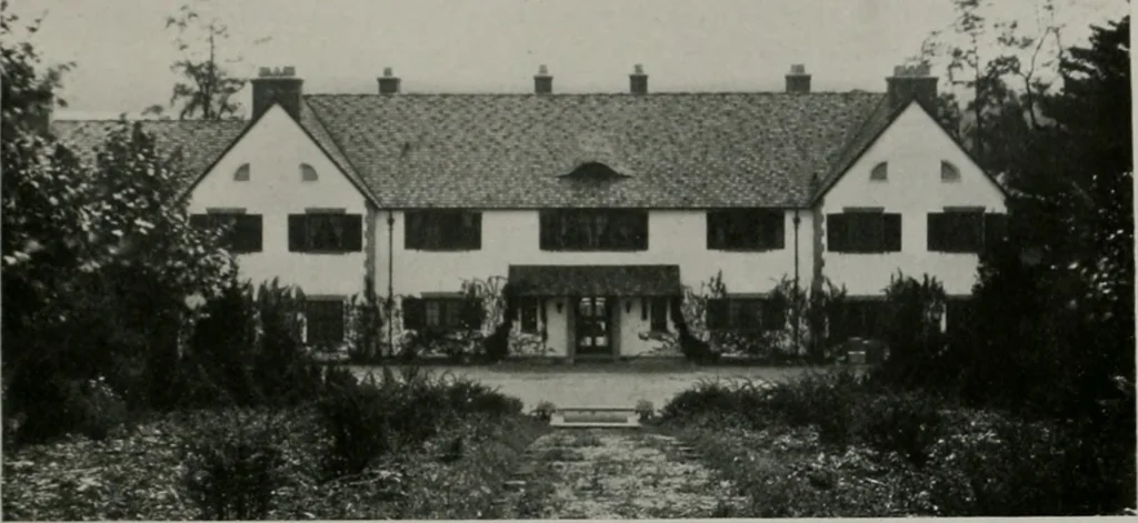 An illustration from American country houses of to-day; an illustrated account of some excellent houses built and gardens planted during the last few years, showing unmistakable influence of the modern trend in ideals architectural, 1915, leaf 28