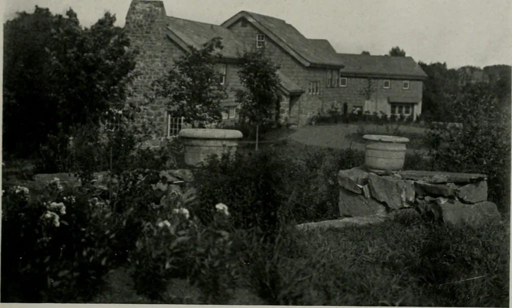 An illustration from American country houses of to-day; an illustrated account of some excellent houses built and gardens planted during the last few years, showing unmistakable influence of the modern trend in ideals architectural, 1915, leaf 286