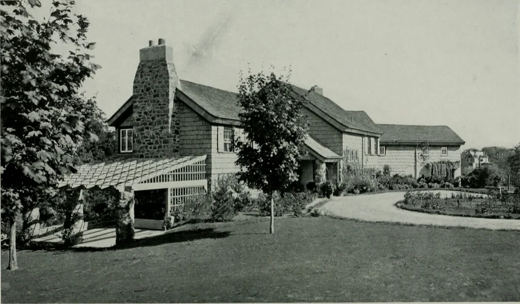 An illustration from American country houses of to-day; an illustrated account of some excellent houses built and gardens planted during the last few years, showing unmistakable influence of the modern trend in ideals architectural, 1915, leaf 289