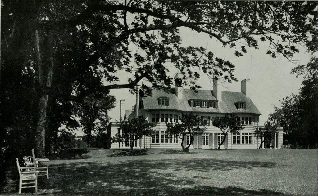 An illustration from American country houses of to-day; an illustrated account of some excellent houses built and gardens planted during the last few years, showing unmistakable influence of the modern trend in ideals architectural, 1915, leaf 293
