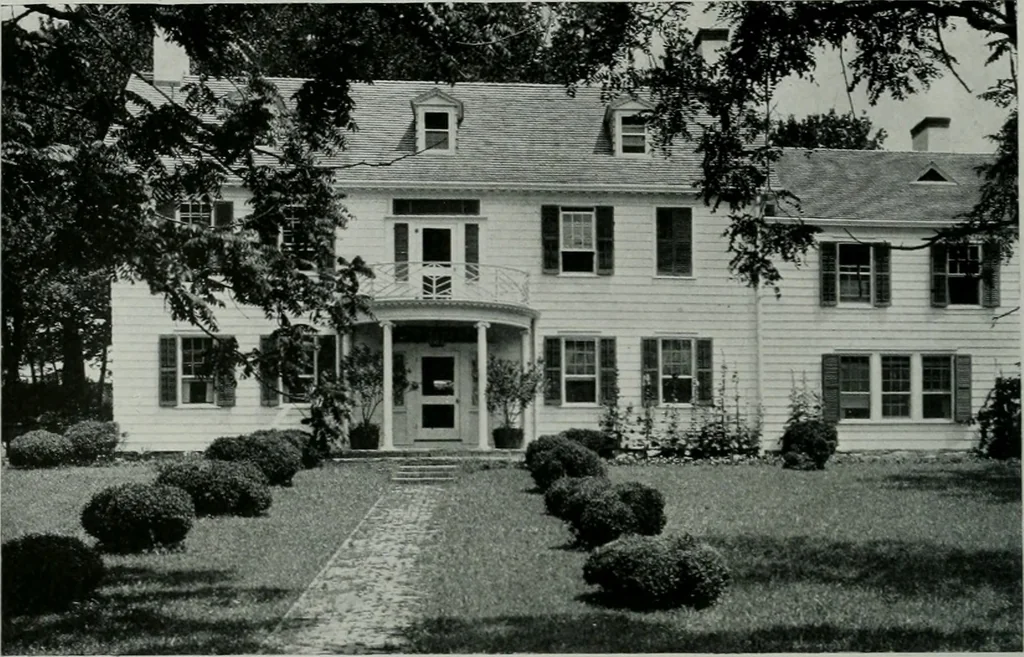 An illustration from American country houses of to-day; an illustrated account of some excellent houses built and gardens planted during the last few years, showing unmistakable influence of the modern trend in ideals architectural, 1915, leaf 303