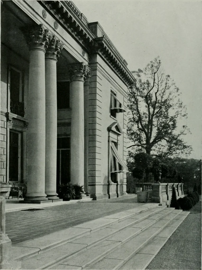 An illustration from American country houses of to-day; an illustrated account of some excellent houses built and gardens planted during the last few years, showing unmistakable influence of the modern trend in ideals architectural, 1915, leaf 305
