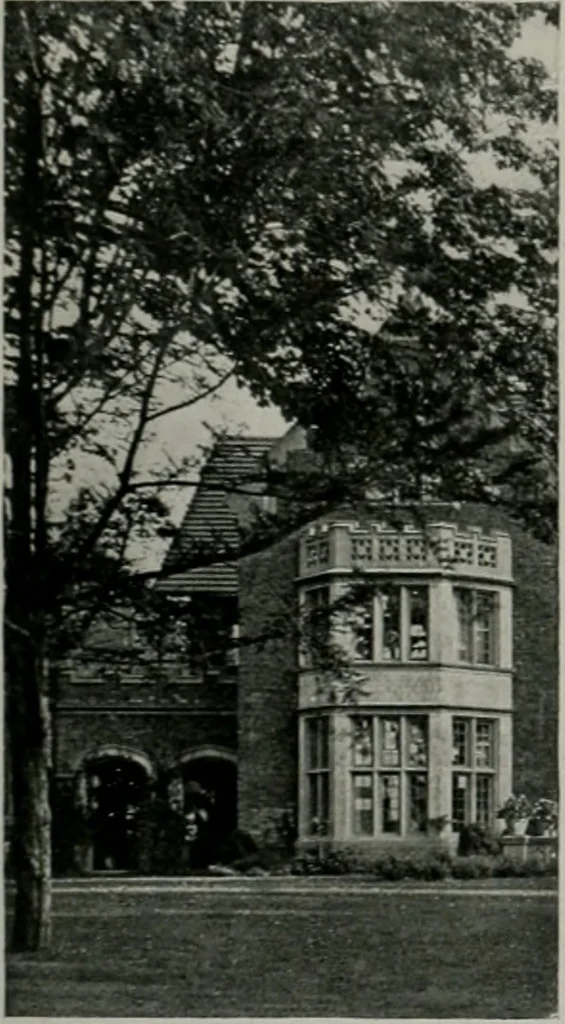 An illustration from American country houses of to-day; an illustrated account of some excellent houses built and gardens planted during the last few years, showing unmistakable influence of the modern trend in ideals architectural, 1915, leaf 306
