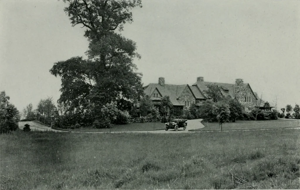 An illustration from American country houses of to-day; an illustrated account of some excellent houses built and gardens planted during the last few years, showing unmistakable influence of the modern trend in ideals architectural, 1915, leaf 307