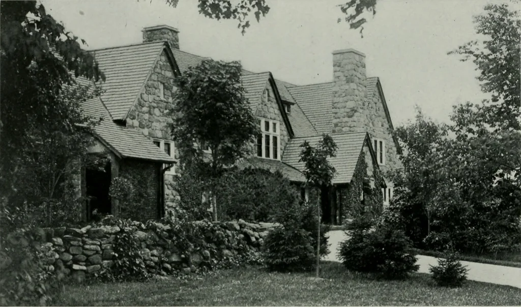 An illustration from American country houses of to-day; an illustrated account of some excellent houses built and gardens planted during the last few years, showing unmistakable influence of the modern trend in ideals architectural, 1915, leaf 309