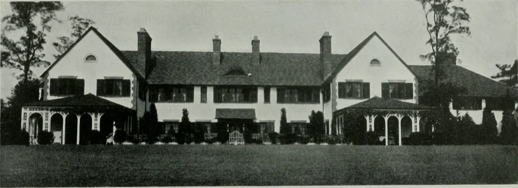 An illustration from American country houses of to-day; an illustrated account of some excellent houses built and gardens planted during the last few years, showing unmistakable influence of the modern trend in ideals architectural, 1915, leaf 33