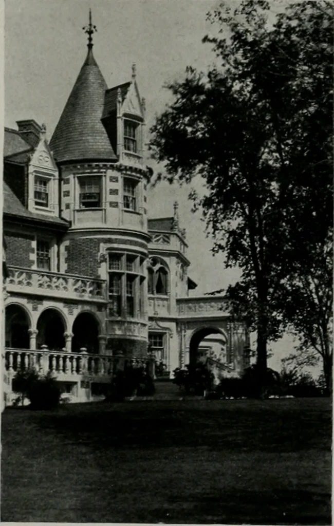 An illustration from American country houses of to-day; an illustrated account of some excellent houses built and gardens planted during the last few years, showing unmistakable influence of the modern trend in ideals architectural, 1915, leaf 344