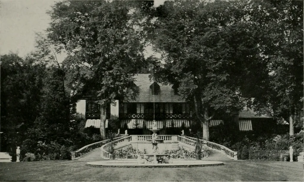 An illustration from American country houses of to-day; an illustrated account of some excellent houses built and gardens planted during the last few years, showing unmistakable influence of the modern trend in ideals architectural, 1915, leaf 350