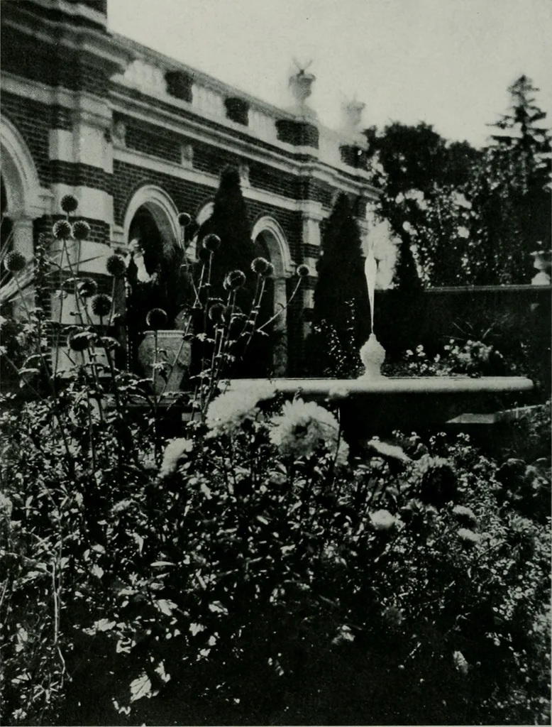 An illustration from American country houses of to-day; an illustrated account of some excellent houses built and gardens planted during the last few years, showing unmistakable influence of the modern trend in ideals architectural, 1915, leaf 353