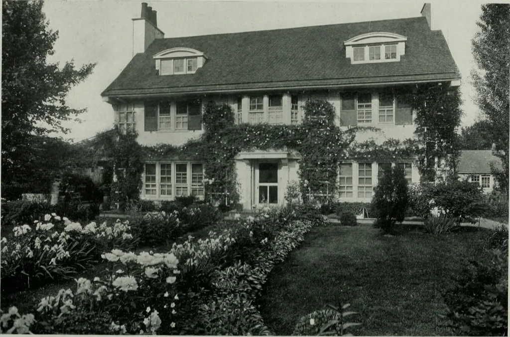 An illustration from American country houses of to-day; an illustrated account of some excellent houses built and gardens planted during the last few years, showing unmistakable influence of the modern trend in ideals architectural, 1915, leaf 363