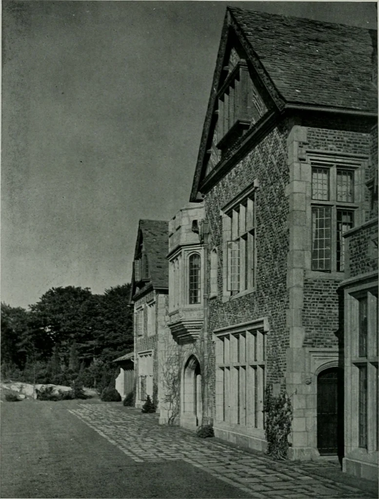 An illustration from American country houses of to-day; an illustrated account of some excellent houses built and gardens planted during the last few years, showing unmistakable influence of the modern trend in ideals architectural, 1915, leaf 381