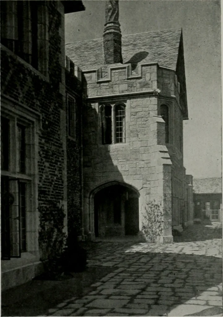 An illustration from American country houses of to-day; an illustrated account of some excellent houses built and gardens planted during the last few years, showing unmistakable influence of the modern trend in ideals architectural, 1915, leaf 386