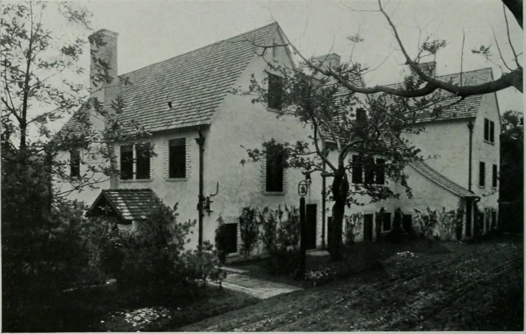 An illustration from American country houses of to-day; an illustrated account of some excellent houses built and gardens planted during the last few years, showing unmistakable influence of the modern trend in ideals architectural, 1915, leaf 39