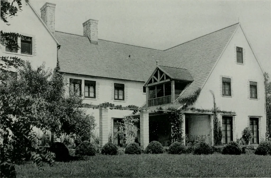 An illustration from American country houses of to-day; an illustrated account of some excellent houses built and gardens planted during the last few years, showing unmistakable influence of the modern trend in ideals architectural, 1915, leaf 41