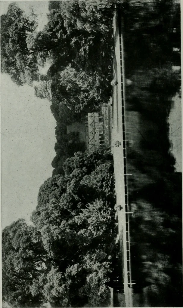 An illustration from American country houses of to-day; an illustrated account of some excellent houses built and gardens planted during the last few years, showing unmistakable influence of the modern trend in ideals architectural, 1915, leaf 421
