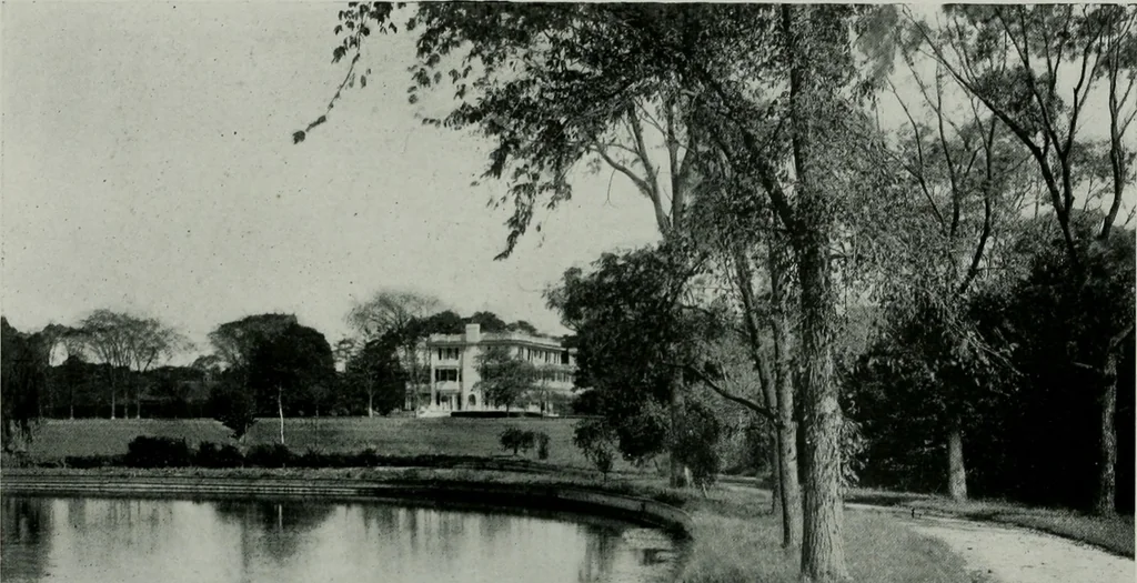 An illustration from American country houses of to-day; an illustrated account of some excellent houses built and gardens planted during the last few years, showing unmistakable influence of the modern trend in ideals architectural, 1915, leaf 423