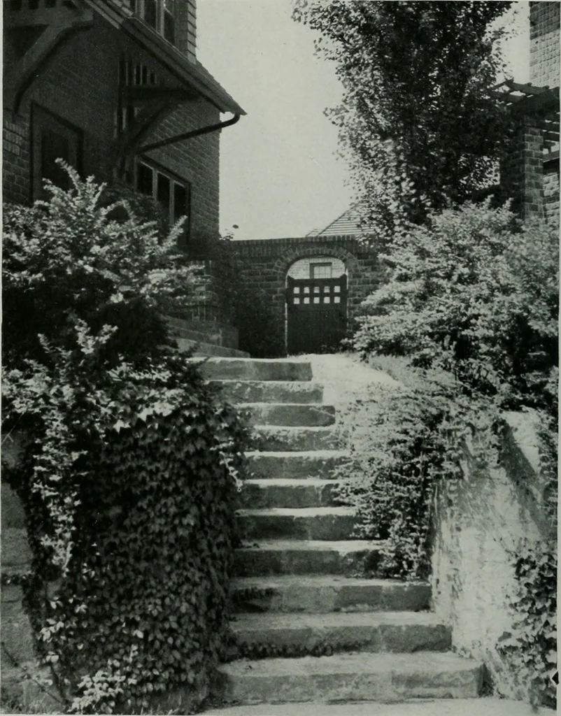 An illustration from American country houses of to-day; an illustrated account of some excellent houses built and gardens planted during the last few years, showing unmistakable influence of the modern trend in ideals architectural, 1915, leaf 431